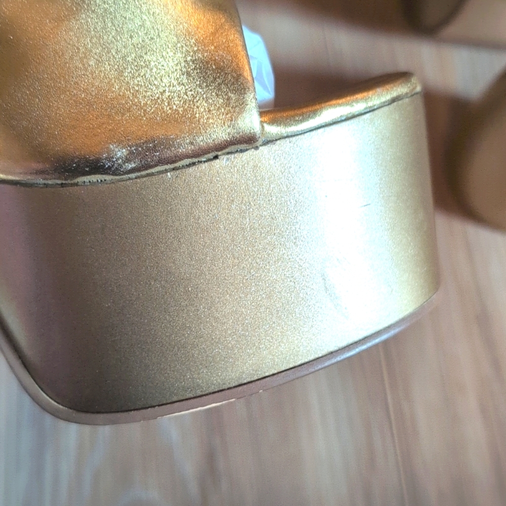 Retro Gold Heels - Picture 6 of 6